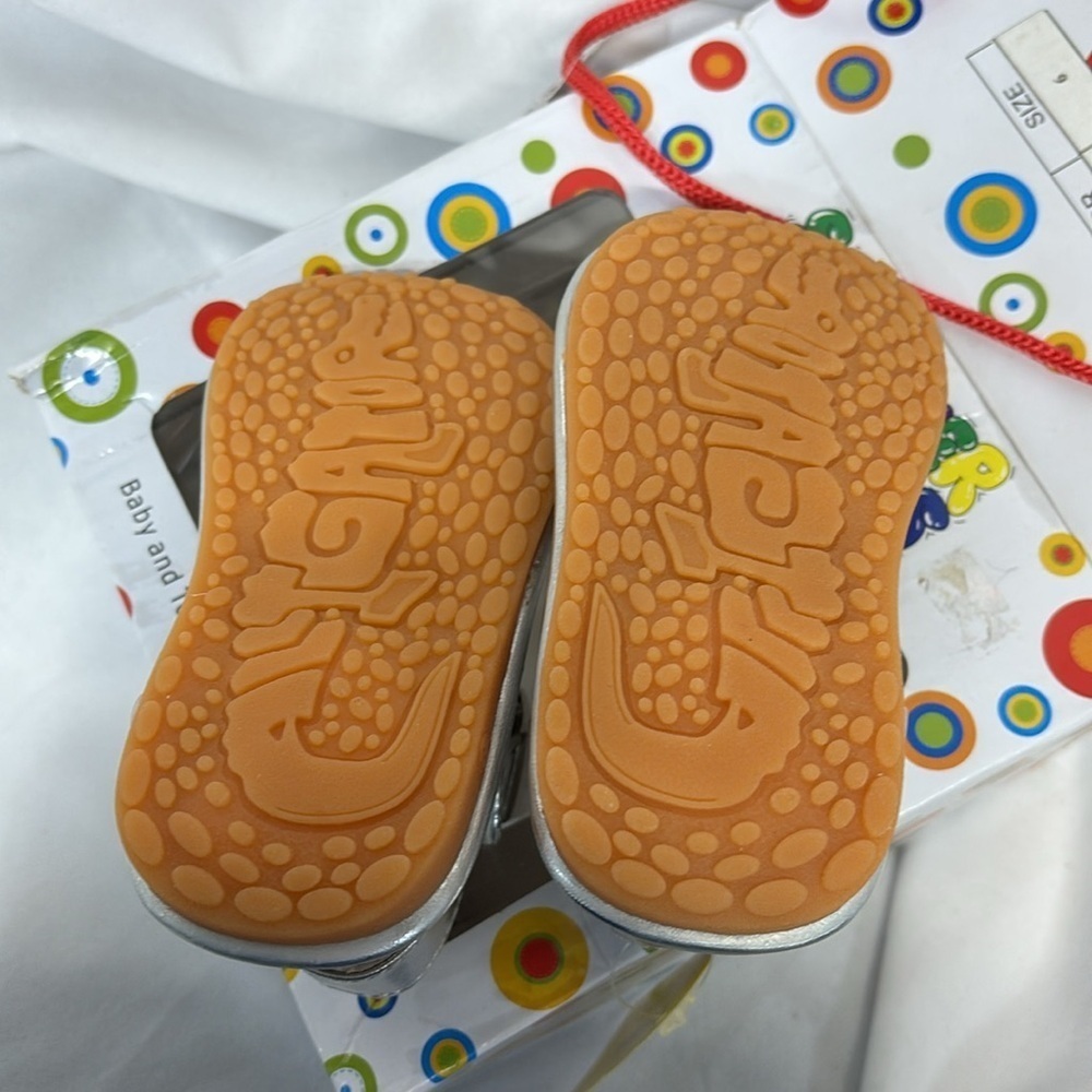 Squeaker Sneaker easy on squeaking Silver and Gold Kids teaching Sandals 6 - Picture 9 of 13